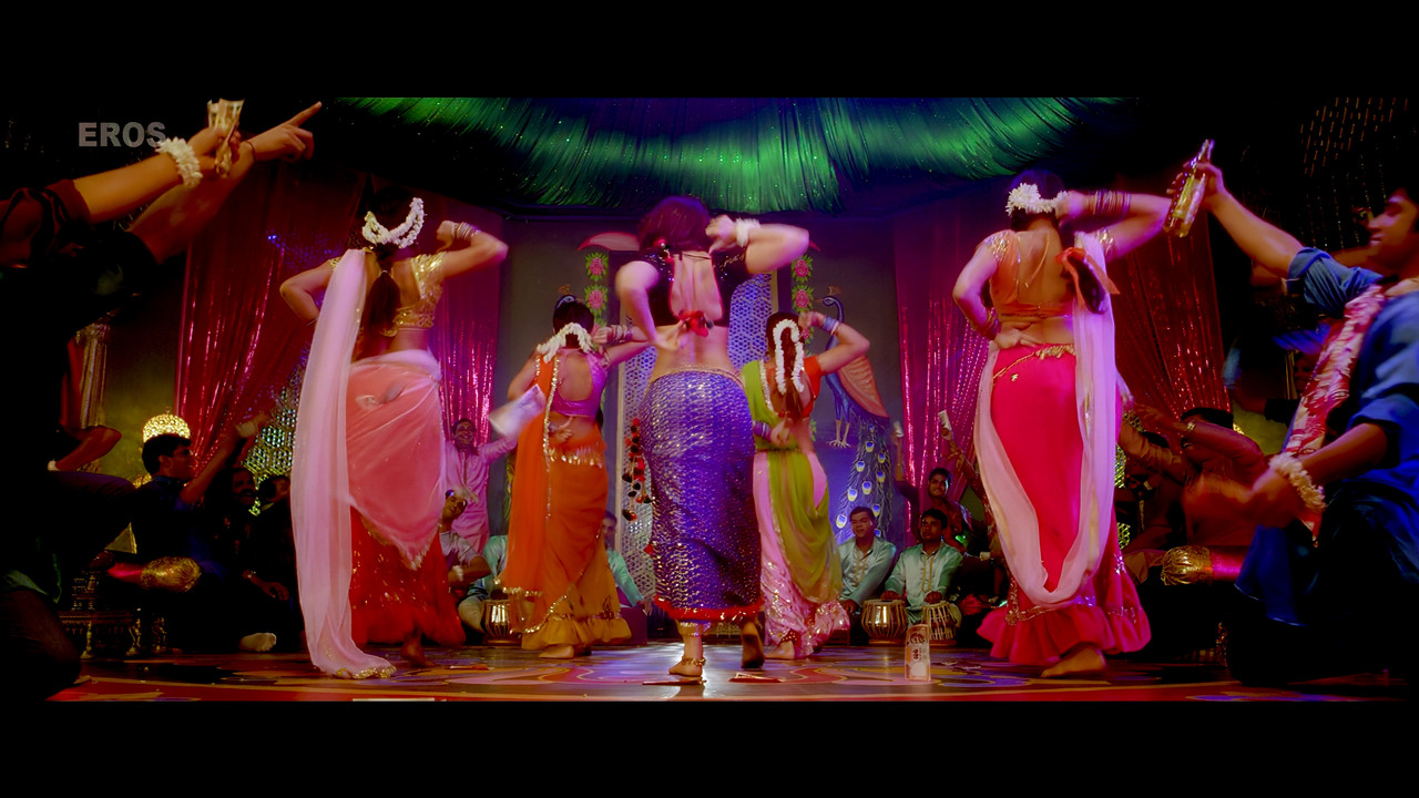 “Kareena’s Fevicol Se Dance Divides Fans”